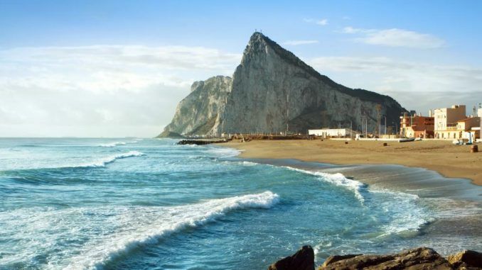 Gibraltar vierte aguas residuales sin tratar, amenazando las playas andaluzas