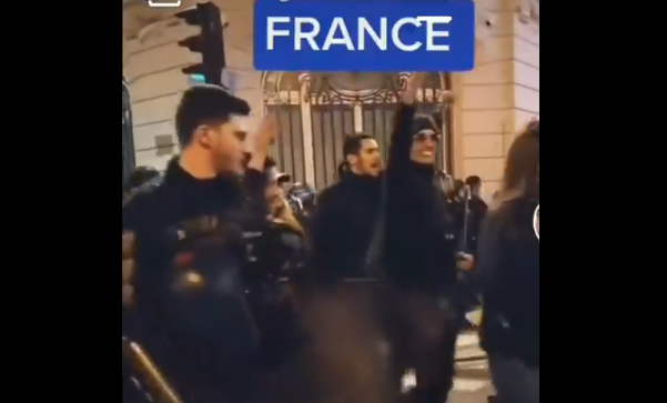 Los antidisturbios franceses se quitan los cascos para unirse a la manifestación anti fascista Los antidisturbios franceses se quitan los cascos para unirse a la manifestación anti fascista