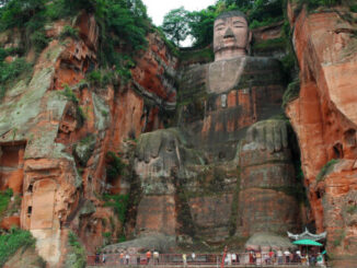 Cuando la piedra aprendió a respirar: el Gran Buda de Leshan frente al paso de trece siglos